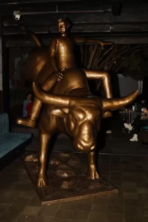 Estatua do Bitcoin é inaugurada no Brasil com representação de Satoshi controlando touro, ícone de confiança no mercado